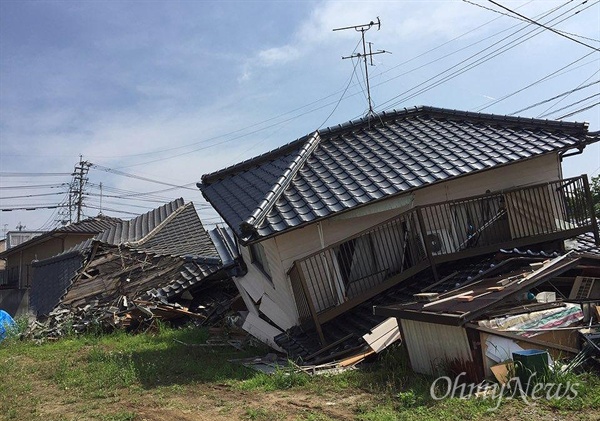 2016년 4월 14일 규모 6.5 지진으로 큰 피해를 입은 일본 구마모토. 한 달 뒤 한국에서는 동일한 지진을 가정하고 벌이려던 훈련용 팩스를 실제 지진으로 오인한 언론사들의 오보 경쟁이 이어졌다. 