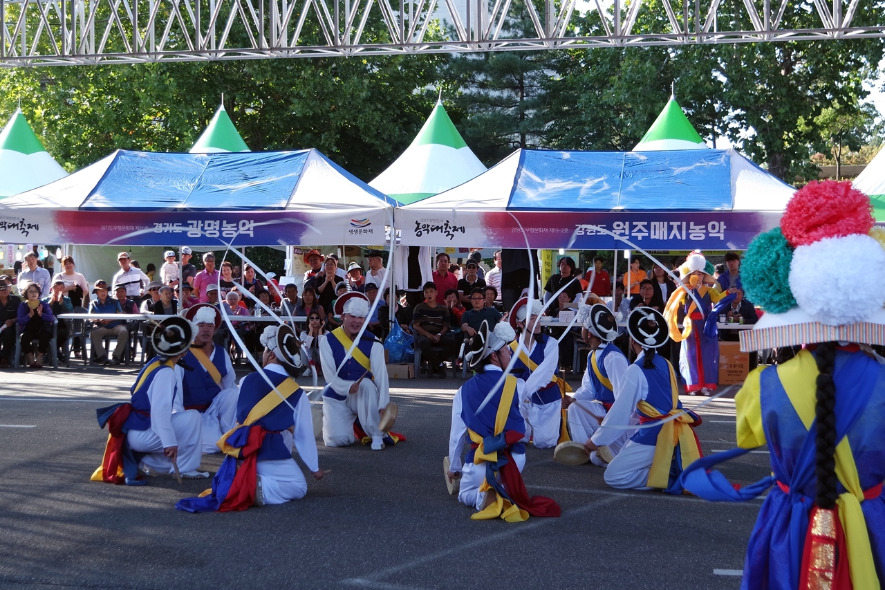20일, 따뚜공연장에서 원주 댄싱카니발에 참가한 원주매지농악단이 공연을 선보이고 있다.