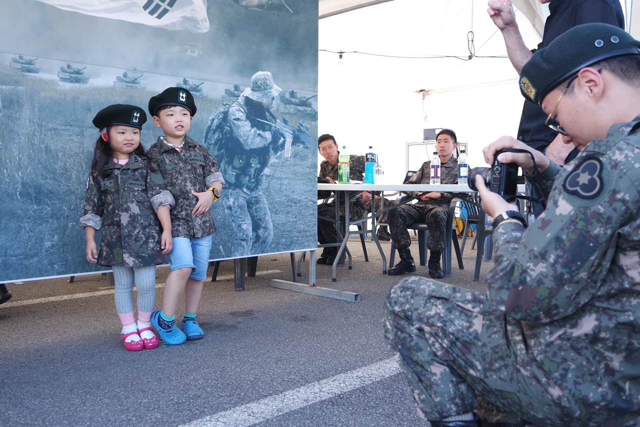 20일, 원주 따뚜공연장에 마련된 군체험존에서 어린이들이 군복을 입고 기념촬영을 하고 있다.