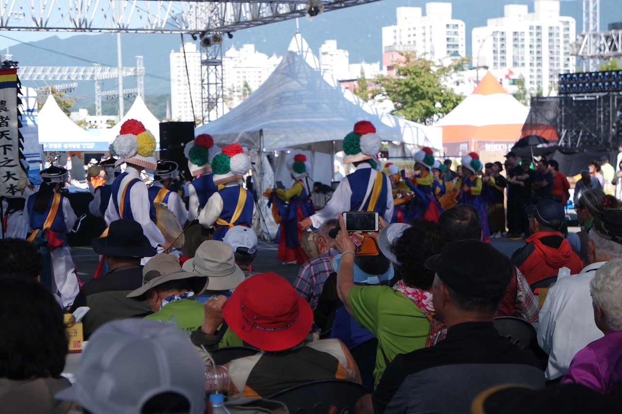 20일, 원주 댄싱카니발에서 시민들이 공연을 즐기고 있다.