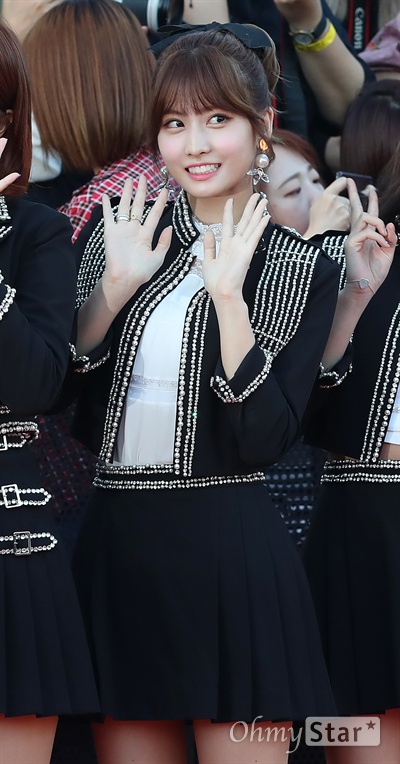 트와이스, 사랑스러운 대세녀들 걸그룹 트와이스가 20일 오후 서울 잠실 학생체육관에서 열린 <2017 제1회 소리바다 베스트 케이-뮤직 어워즈> 레드카펫에서 포토타임을 갖고 있다