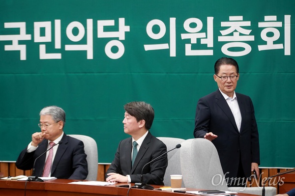 박지원 의원과 안철수 국민의당 대표. 사진은 지난 9월 21일 국민의당 의원총회 당시 모습. 
