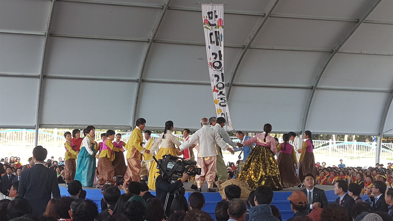  서해안유류사고극복 10주년 공식행사의 하나로 태안군 이원면 주민들의 '만대강강술래' 공연모습