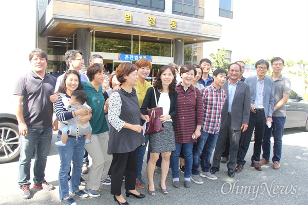 전교조 경남지부 조합원들이 21일 오전 창원지방법원에서 재판을 받은 뒤 사진을 찍었다.