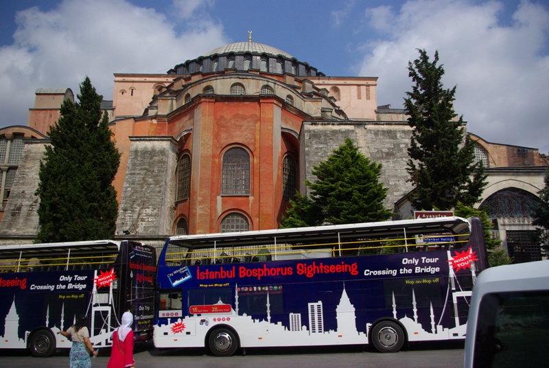 세인트 소피아 성당. 관광객들이 타고 온 2층 버스가 보인다.