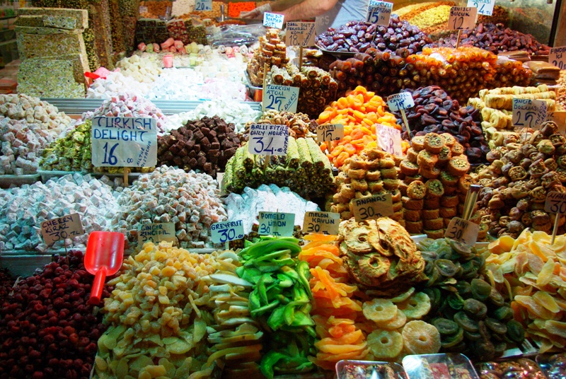 터키 사람들은 말린 과일과 색깔 고운 달콤한 과자를 후식으로 즐긴다.