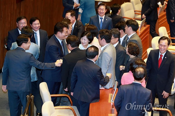 21일 오후 서울 여의도 국회 본회의에서 김명수 대법원장 후보자에 대한 임명동의안이 재석 298명 중 찬성 160표, 반대 134표, 기권 1표, 무효 3표로 가결되자, 더불어민주당 추미애 대표, 우원식 원내대표 등 소속 의원들이 기뻐하고 있다.