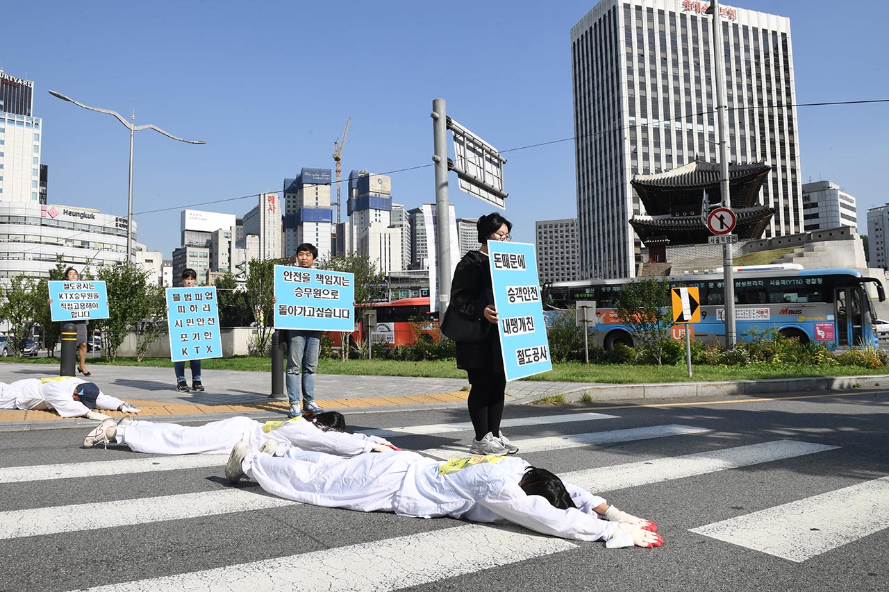  4223일째 복직투쟁을 벌이고 있는 KTX 해고승무원들을 비롯한 종교인들이 해고자 복직을 촉구하며 21일 오후 서울 종로구 정부서울청사앞에서 서울역까지 오체투지 행진을 벌이고 있다.