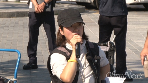 21일 오후 서울 광화문 정부종합청사 앞에서 열린 기자회견에서 장애인차별철폐연대 문애린 활동가가 발언을 하고 있다.