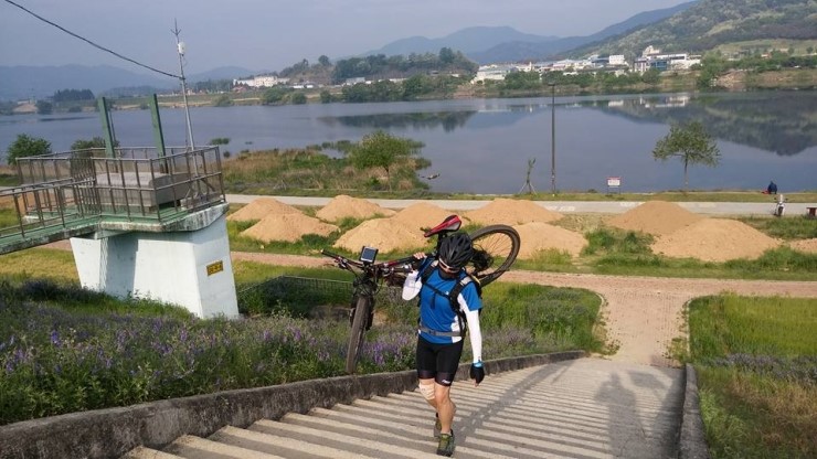 왜관에서 아침 먹으러 계단을 오르는 JH 낯선 땅을 벗과 함께 여행을 하는 것은 큰 즐거움이다. 길벗이 라이딩 하면서 만난 83살 어르신과의 일화를 이야기 해주었고, 우리는 적어도 70살까지는 함께 여행을 다녀보기로 했다.