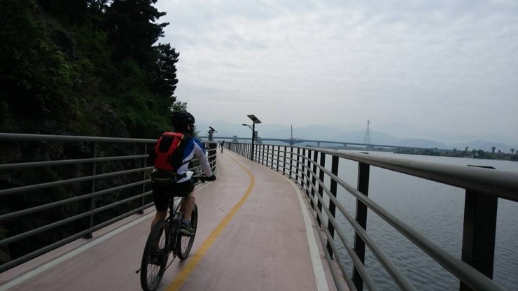 강과 길은 나란히 달리다 때론 헤어진다. 절벽에 붙여 다리를 만들어낸 달성보 인근의 자전거 길을 달리고 있다.