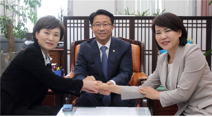 전현희 의원이 21일 국회에서 조정식 국회 국토교통위원장과 김현미 국토부 장관(오른쪽에서부터)을 만나 지역 현안에 대해 논의했다.
