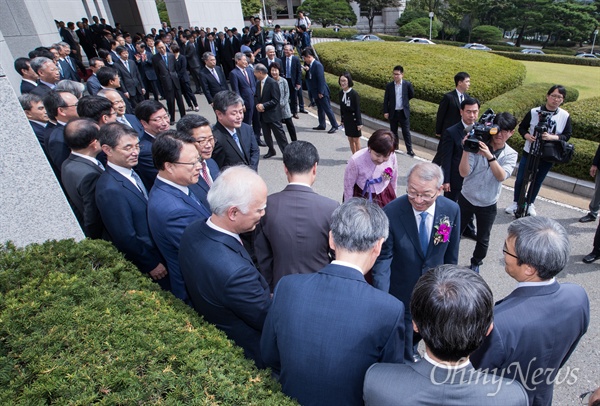 양승태 대법원장이 22일 오전 서울 서초구 대법원에서 열린 퇴임식을 마치고 도열한 직원들과 인사를 하고 있다.