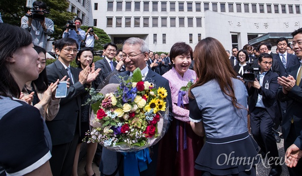 양승태 대법원장이 22일 오전 서울 서초구 대법원에서 열린 퇴임식을 마치고 도열한 직원들과 인사를 하고 있다.