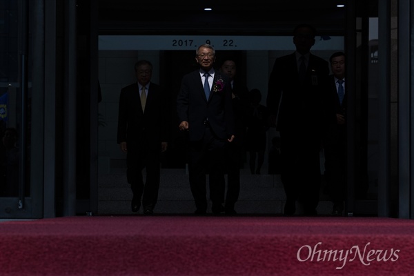 양승태 대법원장이 지난해 9월 22일 오전 서울 서초구 대법원에서 퇴임식을 마치고 청사를 떠나고 있다.