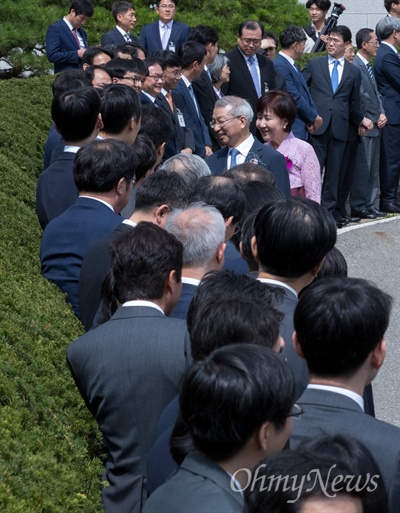 양승태 전 대법원장이 지난해 9월 22일 오전 서울 서초구 대법원에서 퇴임식을 마치고 법원직원들과 인사를 하고 있다.