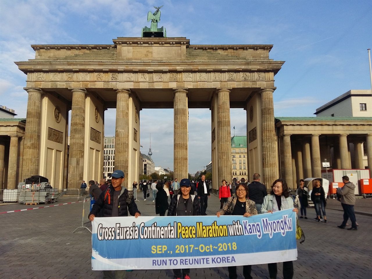 베를린의 상징이며 독일 통일의 상징 브란덴부르크 문 앺에서 일행과 사진 촹영 중인도인이 한국의 평화통일을 지지한다며 함께 하여주었다.