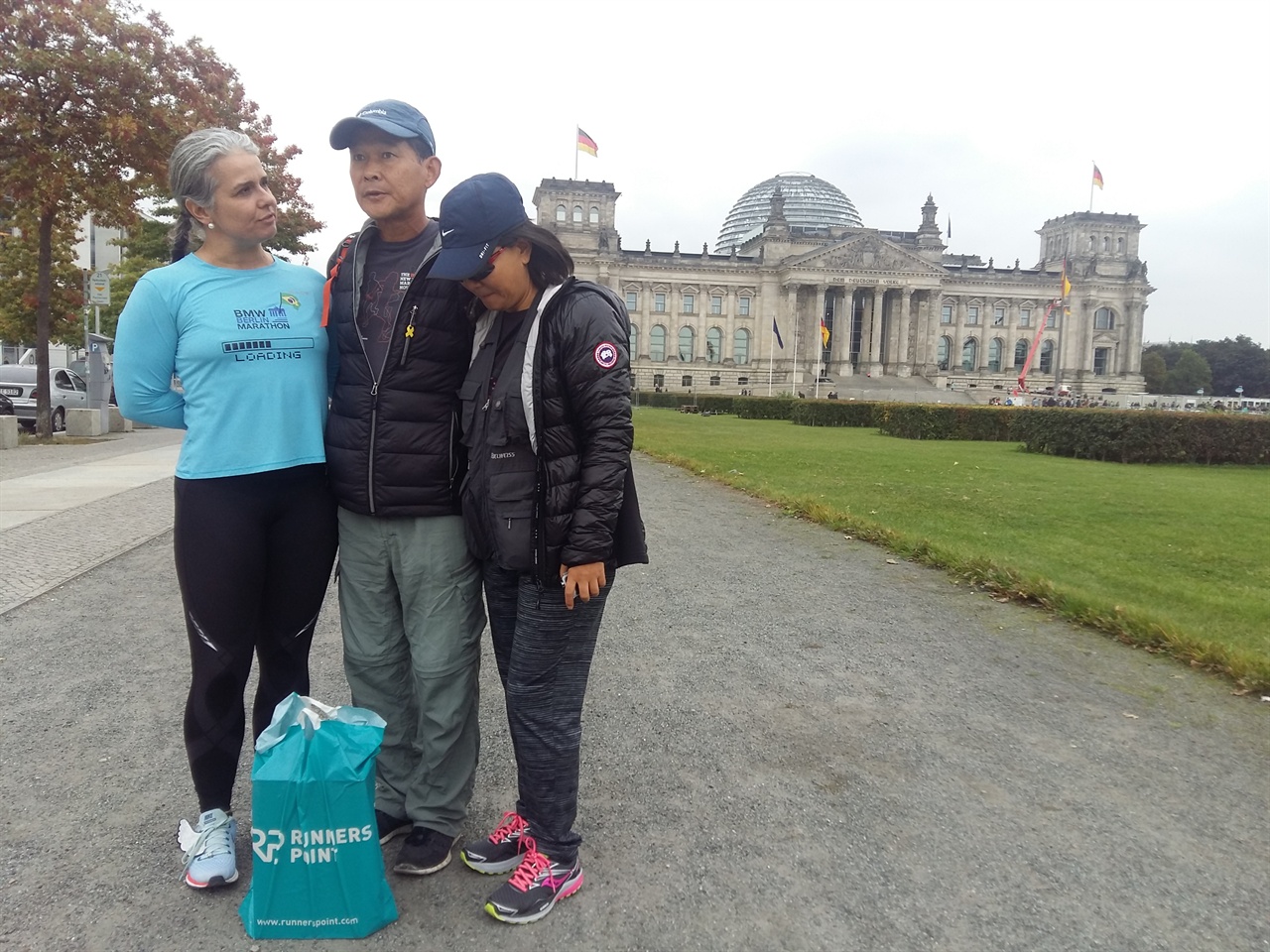 베를린 국회의사당 앞에서 만나 베를린 마라톤 참가차 온 브라질 마라토너와 함께