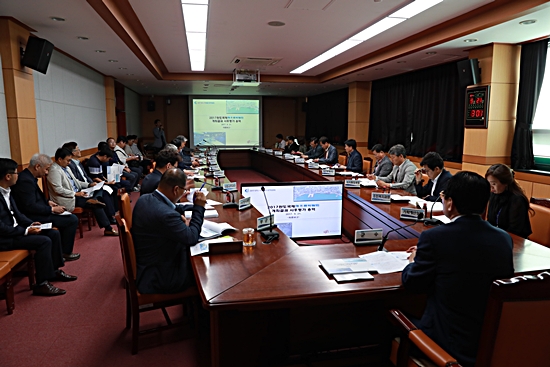 지난 21일 완도군은 신우철 완도군수, 전남도 관계공무원 및 실·과·소장 등 30여명이 참석한 가운데 해조류박람회 개최결과에 대한 사후평가 용역 최종보고회를 개최했다