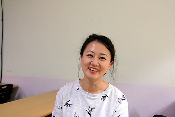 카자흐스탄 파견교사인 김마리나 교사는 고려인 4세이다. 경희대학교에서 호텔경영학 석사자격을 취득한 그녀는 카자흐스탄 학생들에게 한국어를 가르친다. 학생들의 엄마 겸 언니역할도 하는 그녀는 영어에도 능통하다.  