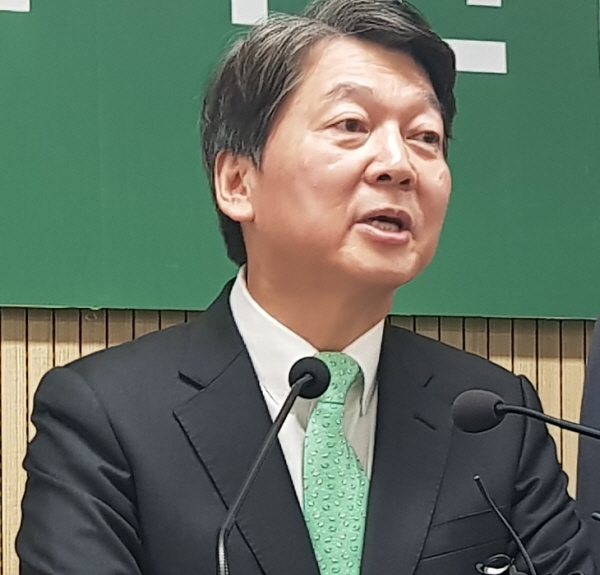 안철수 국민의당 대표가 22일 인천을 방문해 인천시청 기자간담회를 통해 "국민의당은 '문제해결 중심정당'으로 거듭날 것"을 천명하고 있다. ⓒ이연수 기자
