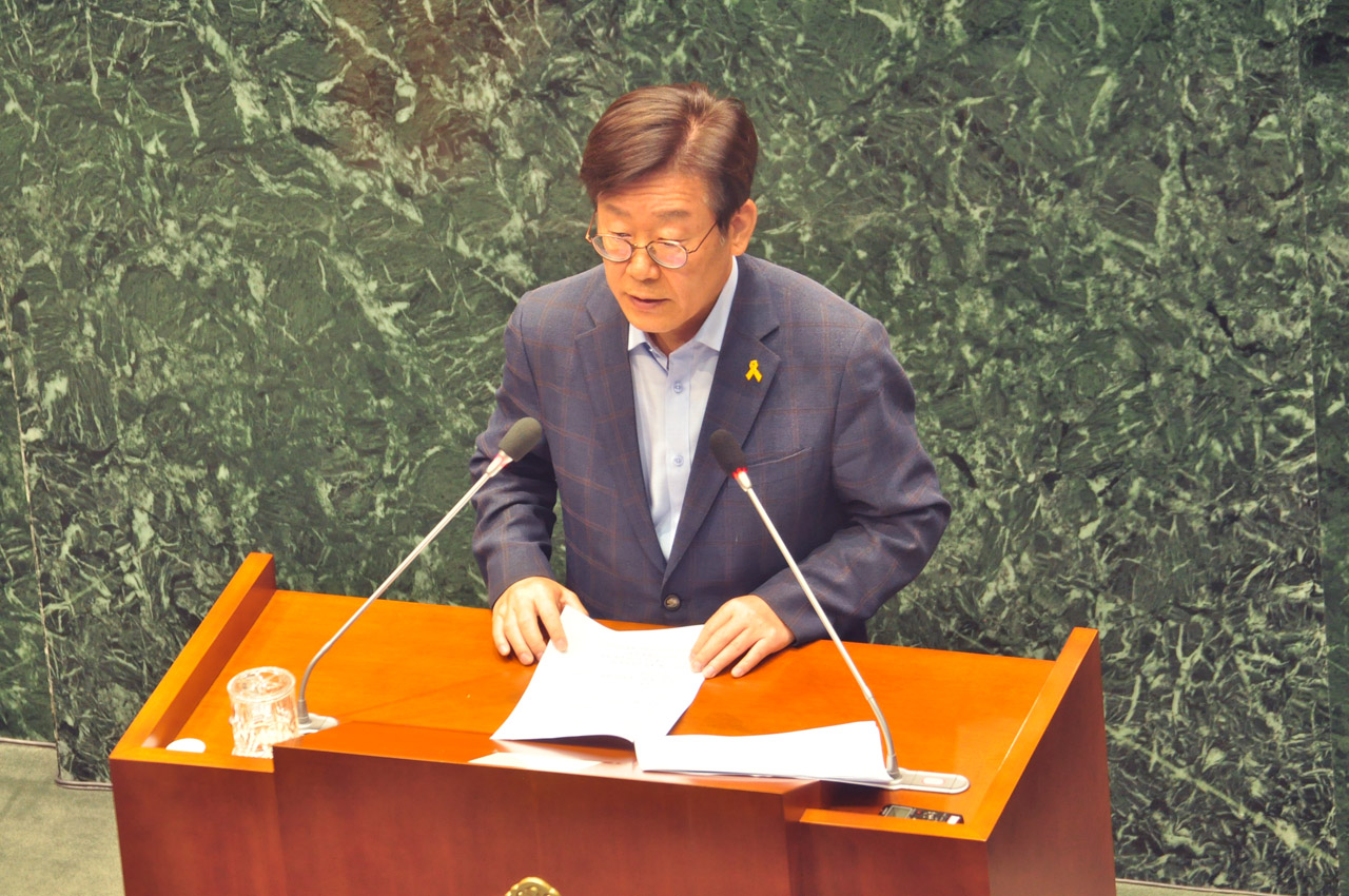 22일 오전 열린 제232회 성남시의회 임시회 제2차 본회의에서 발언하고 있는 이재명 성남시장