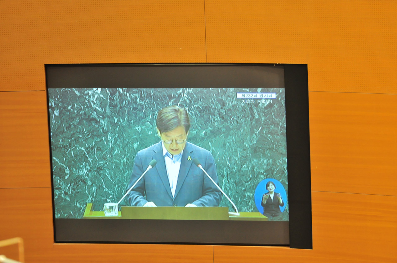 22일 오전 열린 제232회 성남시의회 임시회 제2차 본회의에서 발언하고 있는 이재명 성남시장이 중계되는 모습