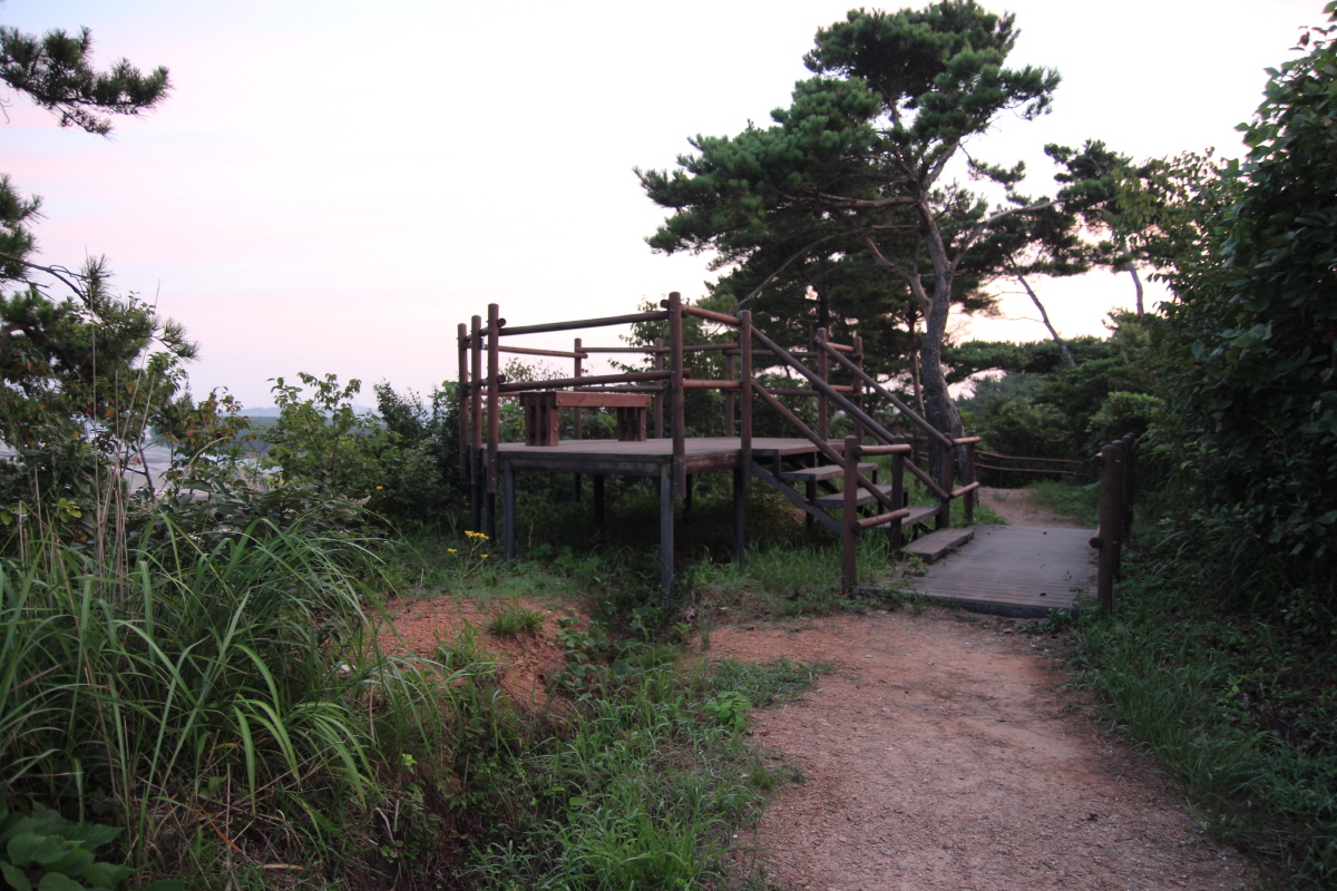 백사장해수욕장과 삼봉해수욕장 중간에 있는 봉우리 정상의 전망대입니다. 이곳에서는 백사장항의 대하랑꽃게랑다리까지 조망할 수 있습니다.