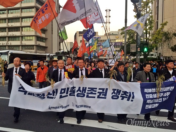 '생명평화일꾼 고 백남기 농민 1주기 추모대회'가 23일 오후 7시 서울 광화문광장에서 열렸다. 추모대회 직전 행진을 벌인 참석자들이 광화문광장으로 들어서고 있다. 