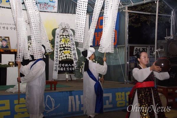 23일 오후 소성리 마을회관 앞에서 진행된 고 조영삼씨 노제에서 별고을광대가 제례굿을 하고 있다.