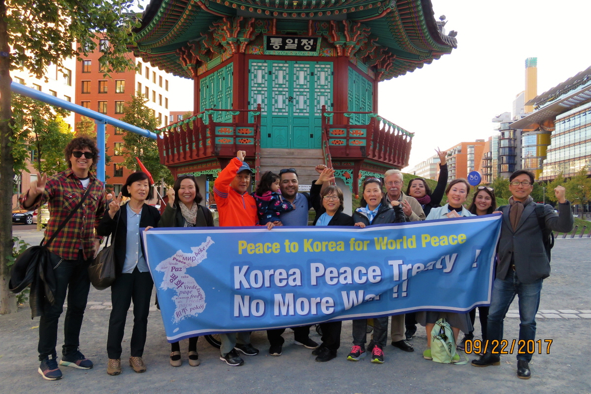 통일정 앞에서 지나가던 독일 시민들이 우리의 통일을 지지한다고 함께 촬영하자고 자발젖ㄱ으로 들어왔다.