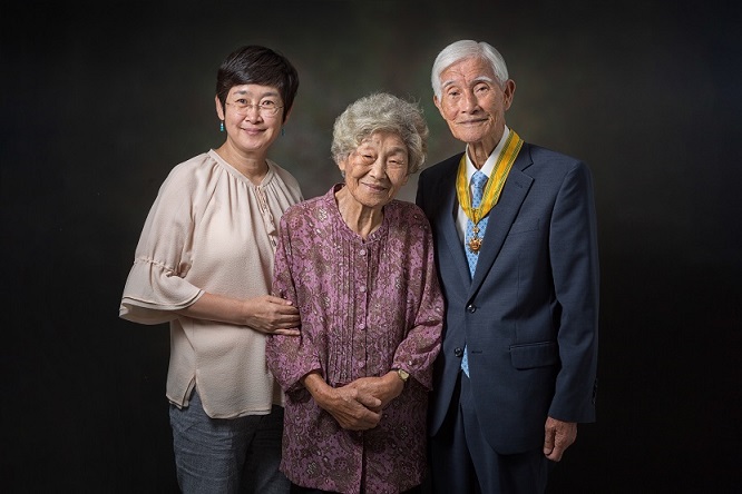 오른쪽부터 서은미 작가의 아버지 서재송(88)어르신과 어머니 인현애 여사, 그리고 서은미(51)작가 순이다.  