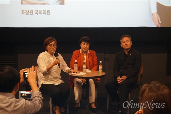 정춘숙·표창원 더불어민주당 의원이 24일 오후, 서울 강남구 신사동 압구정CGV에서 열린 여성인권영화제에 참석했다. 