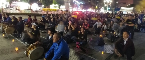 24일 저녁 경북 김천역에서 사드배치반대 김천시민대책위원회 주최로 사드 반대 400회 촛불집회가 열렸다.