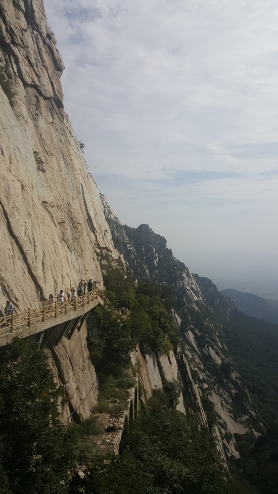  아찔한 잔도가 돌산허리를 가로질러 삼황채선원으로까지 이어져 있다