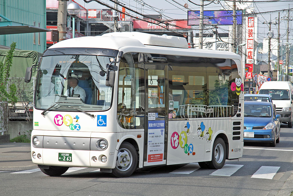 일본 도쿄 도 하치오지 시의 시내버스로 운영 중인 히노 사의 폰쵸 모델. 5.5m 길이의 '꼬마 저상버스'이다. (CC-BY-SA 3.0)