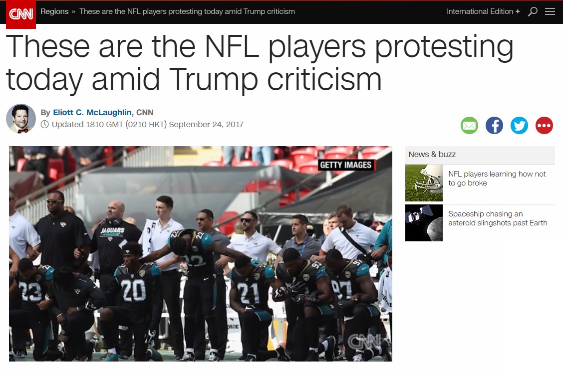  도널드 트럼프 대통령에 항의하는 미국프로풋볼(NFL) 선수들의 '무릎 꿇기' 시위를 보도하는 CNN 갈무리.