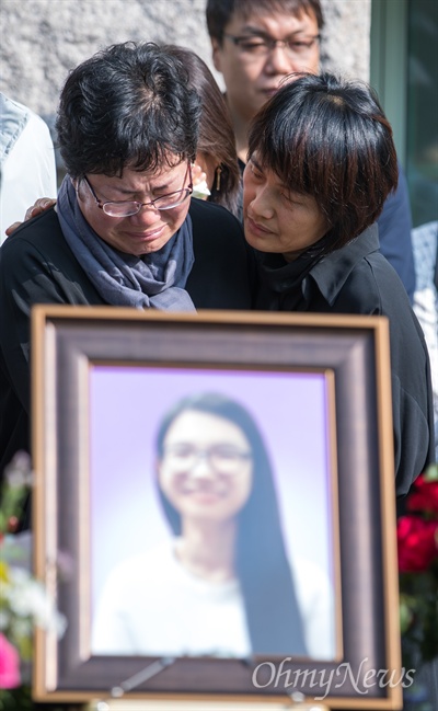 25일 오전 서울 시청 도서관 앞에서 세월호 피해자 단원고 고 허다윤, 조은화양의 이별식이 열리고 있다. 두 사람의 영결식은 세월호가 인양되며 일부 유골이 발견해 사고 3년 5개월 여 만에 치러졌다. 