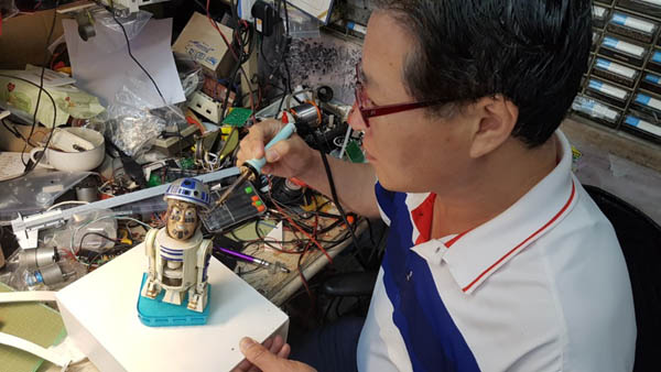 세운상가의 '발명왕' 차광수 대표가 자신의 전자제품 수리점에서 적외선 투시기가 장착된 DMZ 경비군인 로봇 모형을 만들고 있다.
