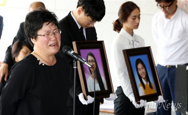  세월호 참사 희생자 고 조은화 양 어머니 이금희씨가 25일 오전 경기도 안산시 단원구 단원고등학교에서 재학생들에게 당부의 말을 전하고 있다.