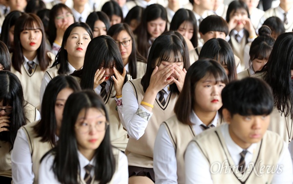 25일 오전 경기도 안산시 단원구 단원고등학교에서 재학생들이 고 조은화, 허다윤 양 어머니의 당부의 말을 들으며 눈물을 흘리고 있다.