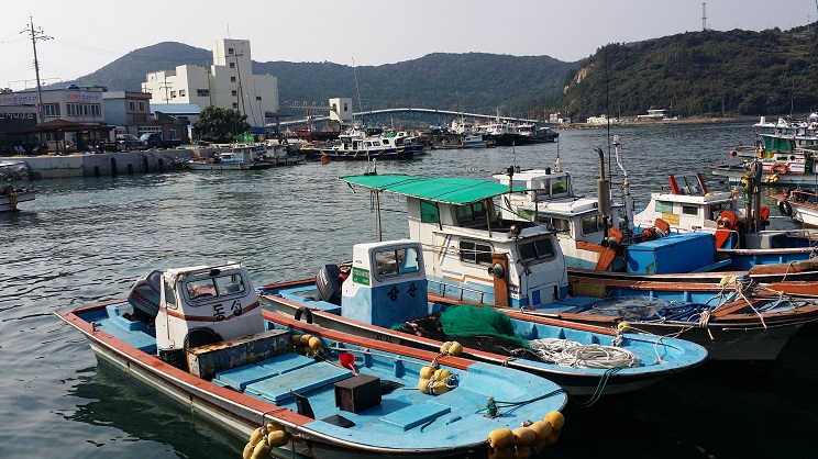 거문도 항의 모습 서도, 동도, 고도의 삼도로 둘러쌓인 이곳 내항은 바다가 깊고, 그 어떤 큰 파도에도 안전할 만큼 항구로서 천헤의 조건을 갖추고 있었다.