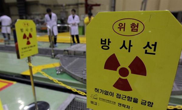 지난 2011년 3월 15일 한국원자력연구원 관계자들이 하나로 가동을 시작하고 원자로 시설을 살피고 있는 모습.