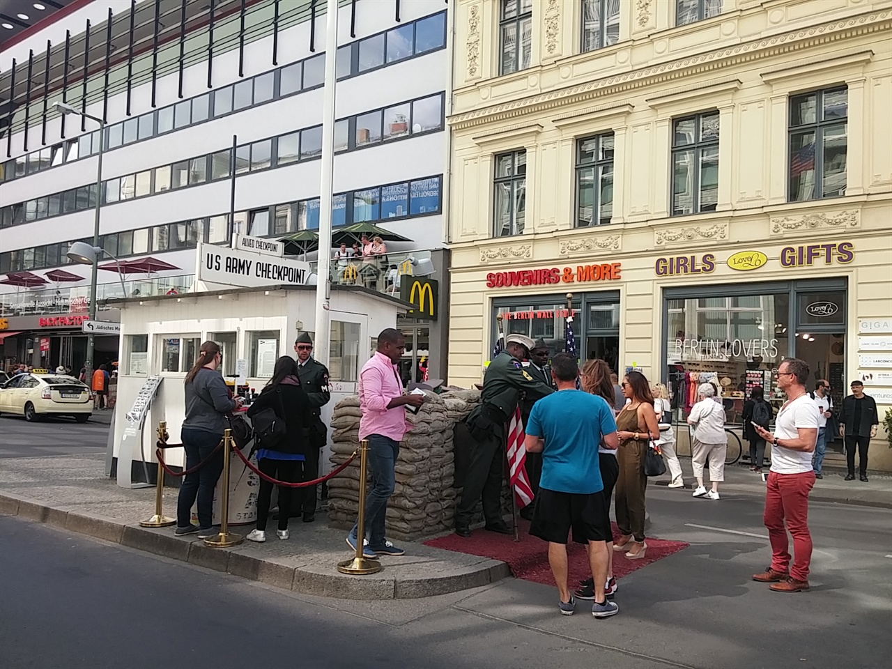 체크포인트 찰리(Checkpoint Charlie) 1961년부터 1990년까지 동서 베를린을 드나들 수 있었던 유일한 관문이었던 이곳은, 현재 얼마의 돈을 내면 관광객들의 여권에 도장을 찍어주고 기념사진도 함께 찍어주는 인기 관광명소다.