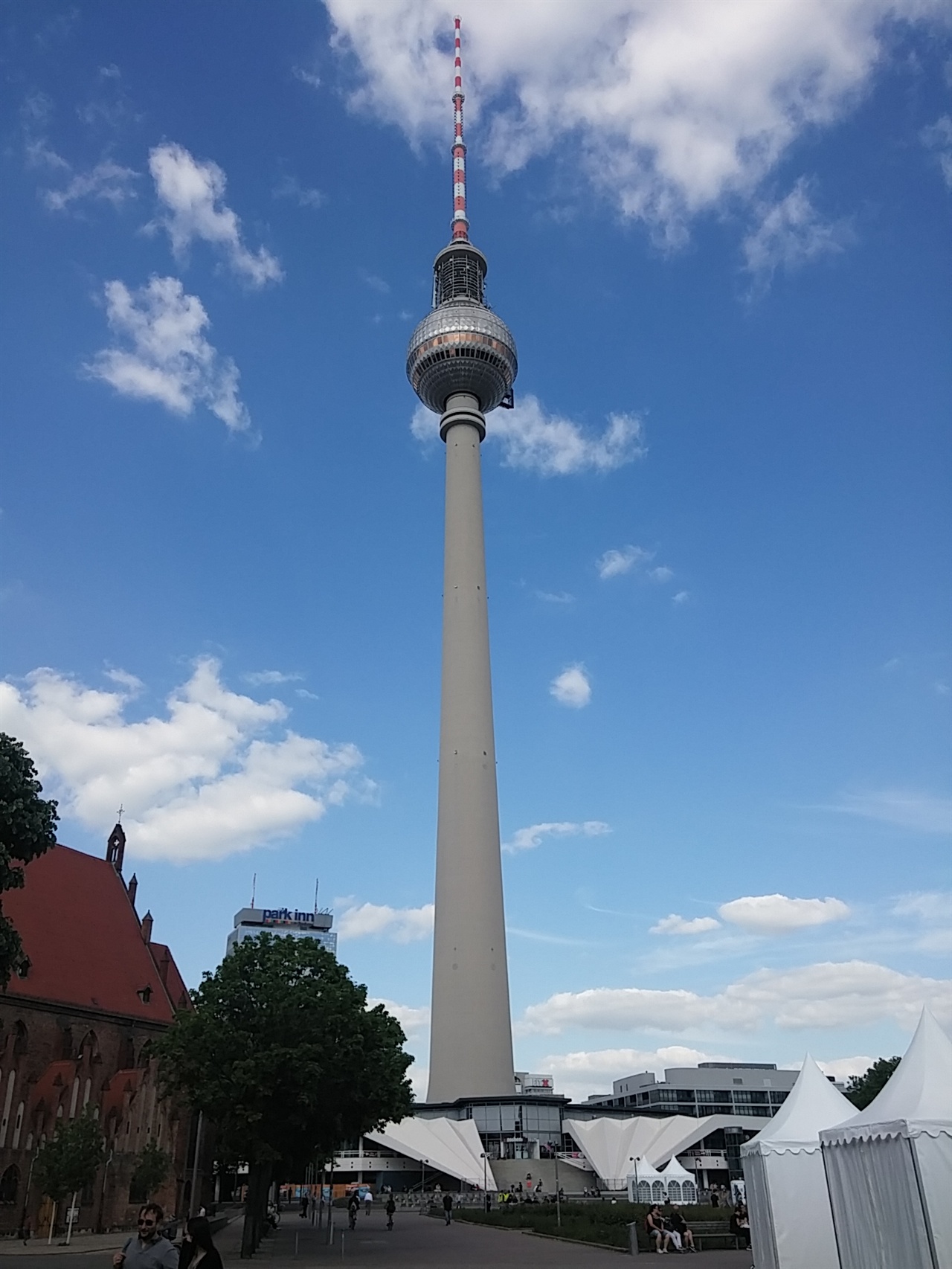  368m의 높이를 자량하는 베를린 TV탑(Fernsehturm Berlin)