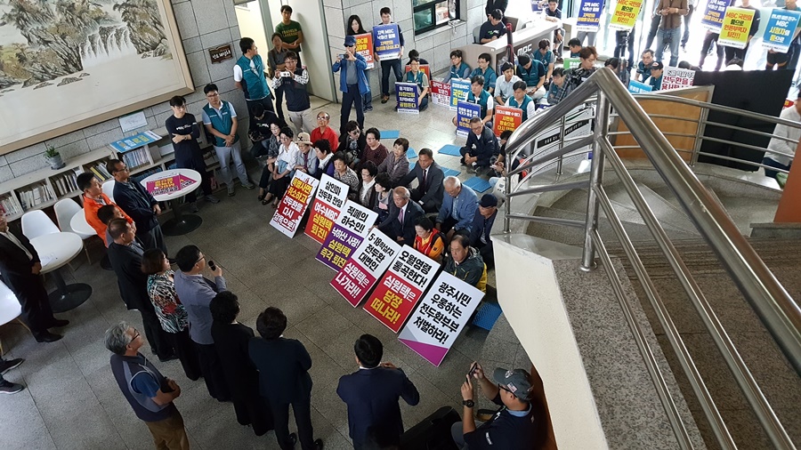 25일 광주 오월 단체등이 참가한 여수 MBC 로비에서의 항의 집회 광경