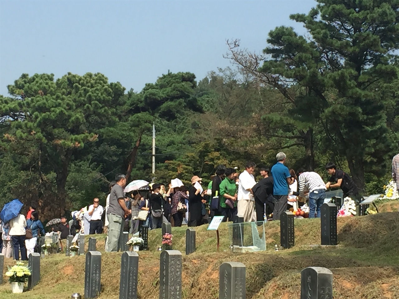 고인의 명복을 빌기위해 사람들이 기다리고 있다.