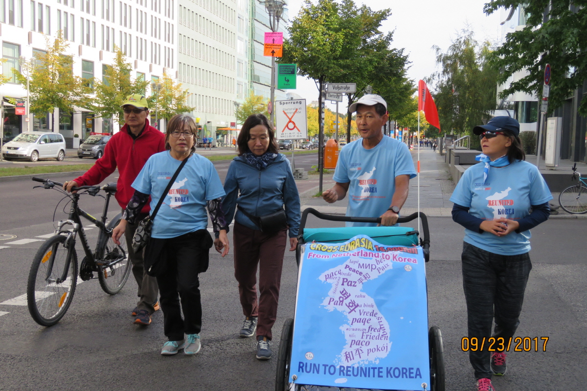 함께 베를린 시내에서 5km 정도 평화의 행진을 하다.
