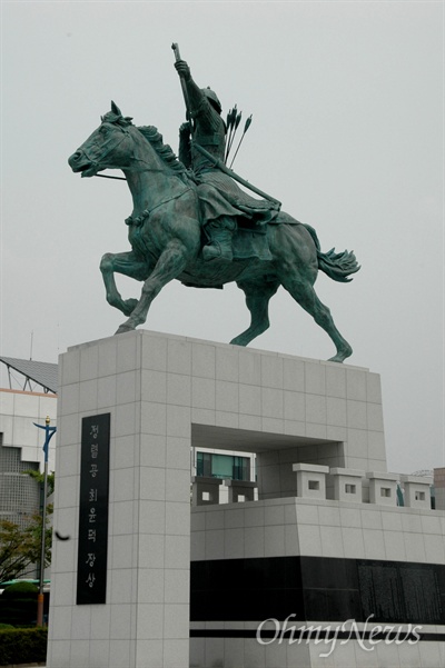 창원시청 옆에 있는 정렬공(貞烈公) 최윤덕(崔潤德) 장상(將相)의 동상.