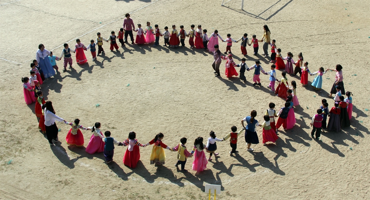 병설유치원 만 3세∼5세 아이들이 추석 전 전통놀이 강강술래를 하는 모습(자료사진).